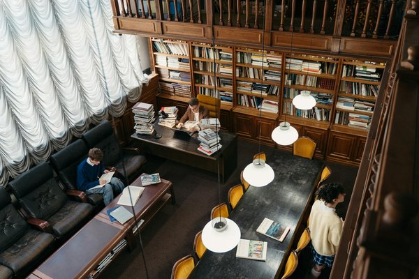 What are the best methods for booking guided tours of the historic libraries in Oxford?